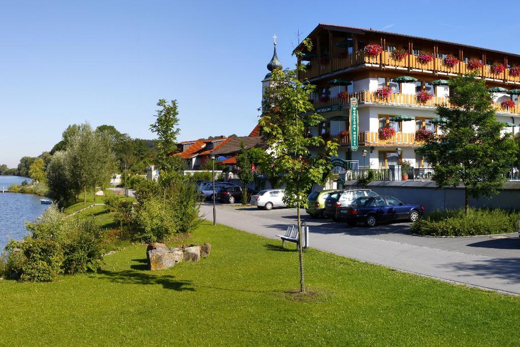 Hotel Restaurant Zum Goldenen Anker Mit Hallenbad & Wellnessbereich Windorf  Экстерьер фото